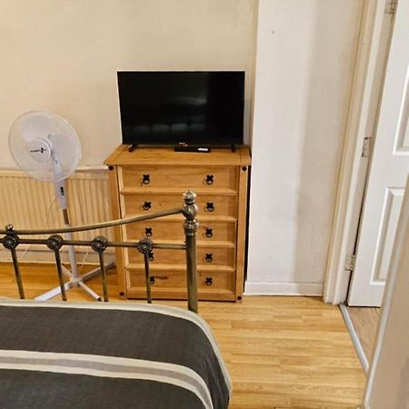 No Frills & Nothing Fancy 1 Bed Studio City Centre Кардиф Екстериор снимка